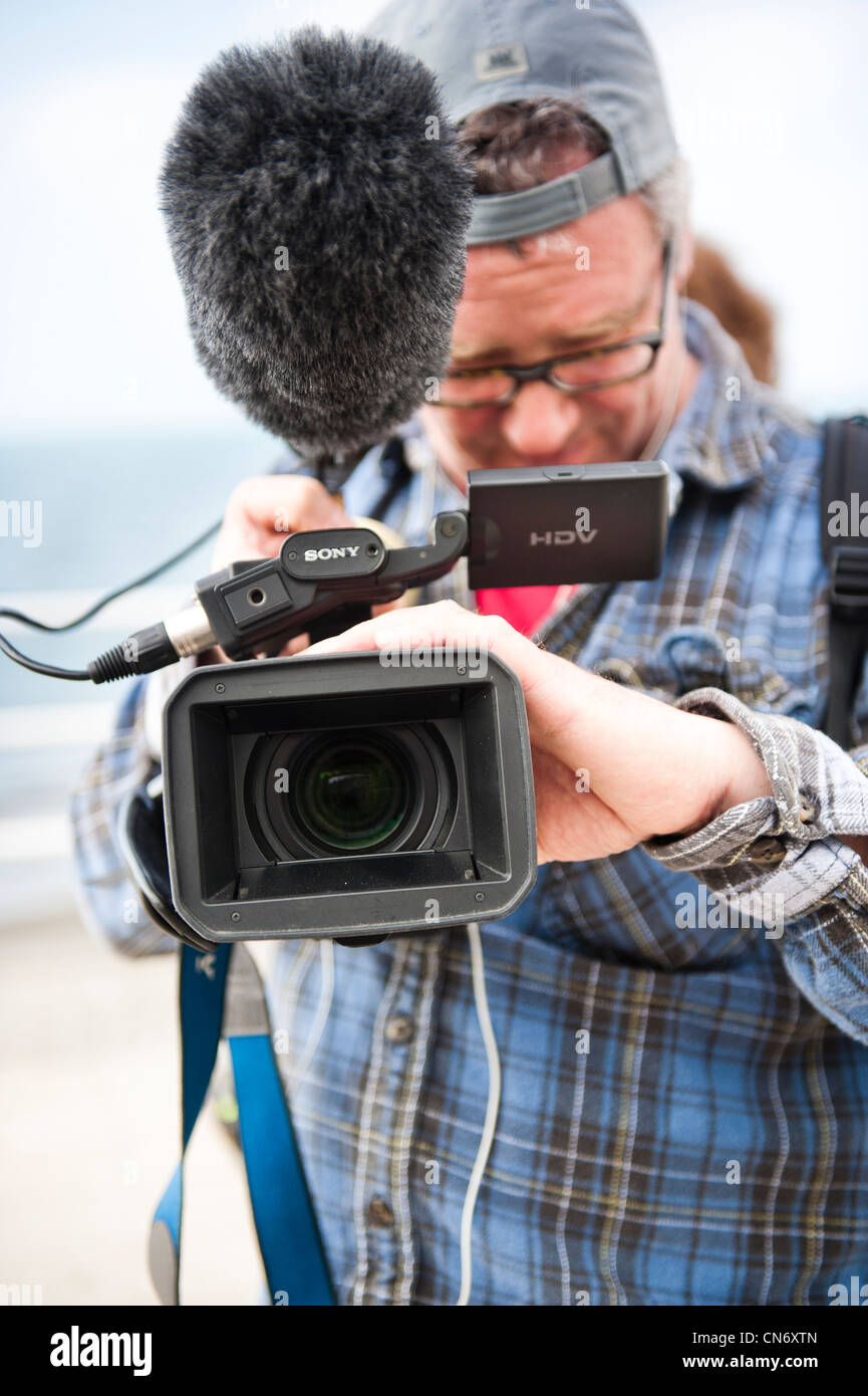 Ein Mann macht eine Video für die Ausstrahlung im Fernsehen mit einem Sony HD Kamera, UK Stockfoto