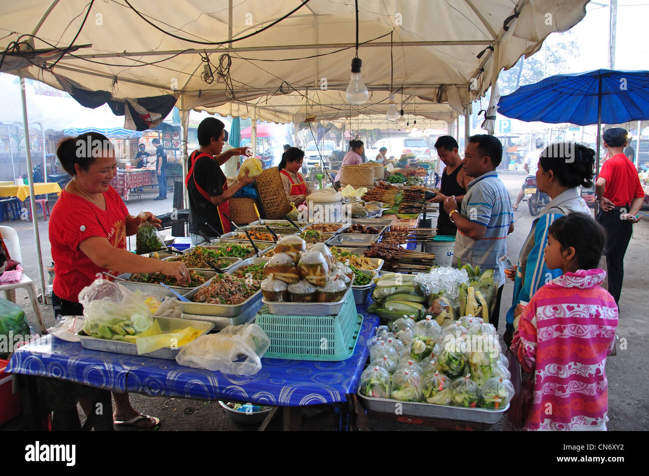 Stände auf street Food-Markt, Ban Nongbone, Vientiane, Präfektur Vientiane, Laos Stockfoto