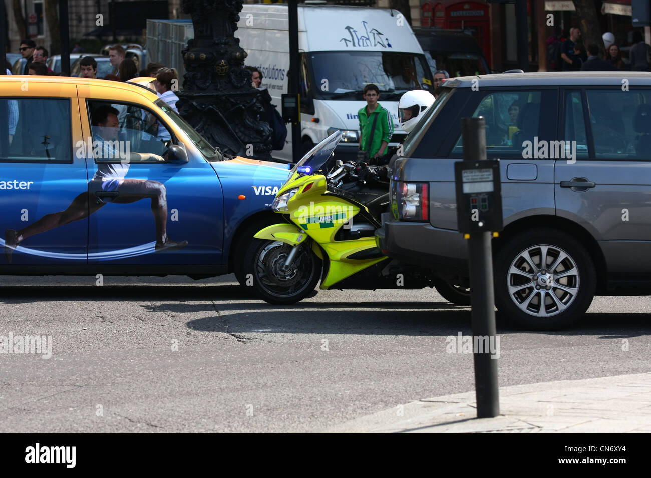 ein London Krankenwagen Motorradfahrer fahren verkehrt herum Trafalgar Square kommt man zu einem Notfall Stockfoto
