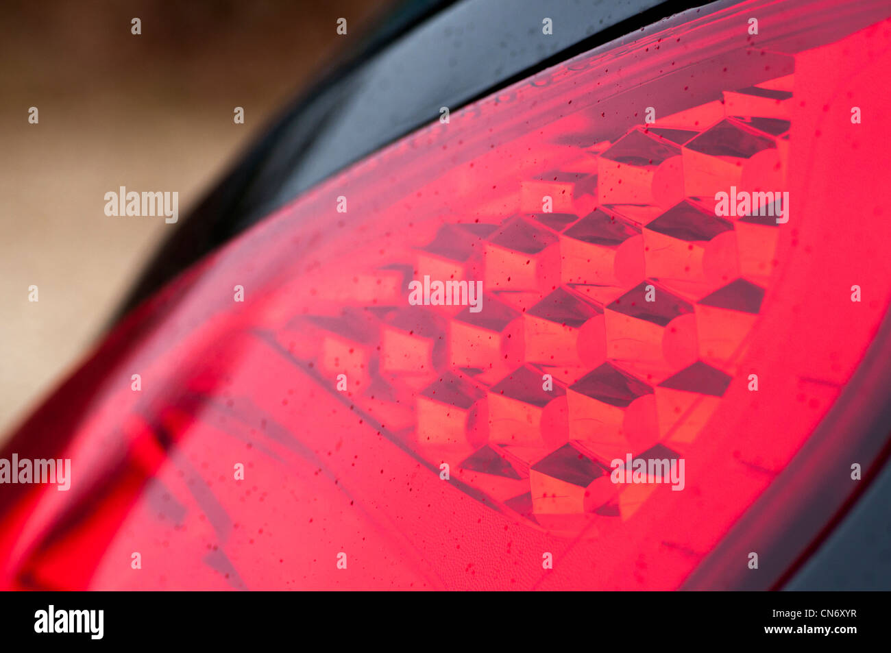 In der Nähe von einem hinten rotes Licht Cluster von einem schwarzen Ford Fiesta, ein abstraktes Muster erstellen. Stockfoto