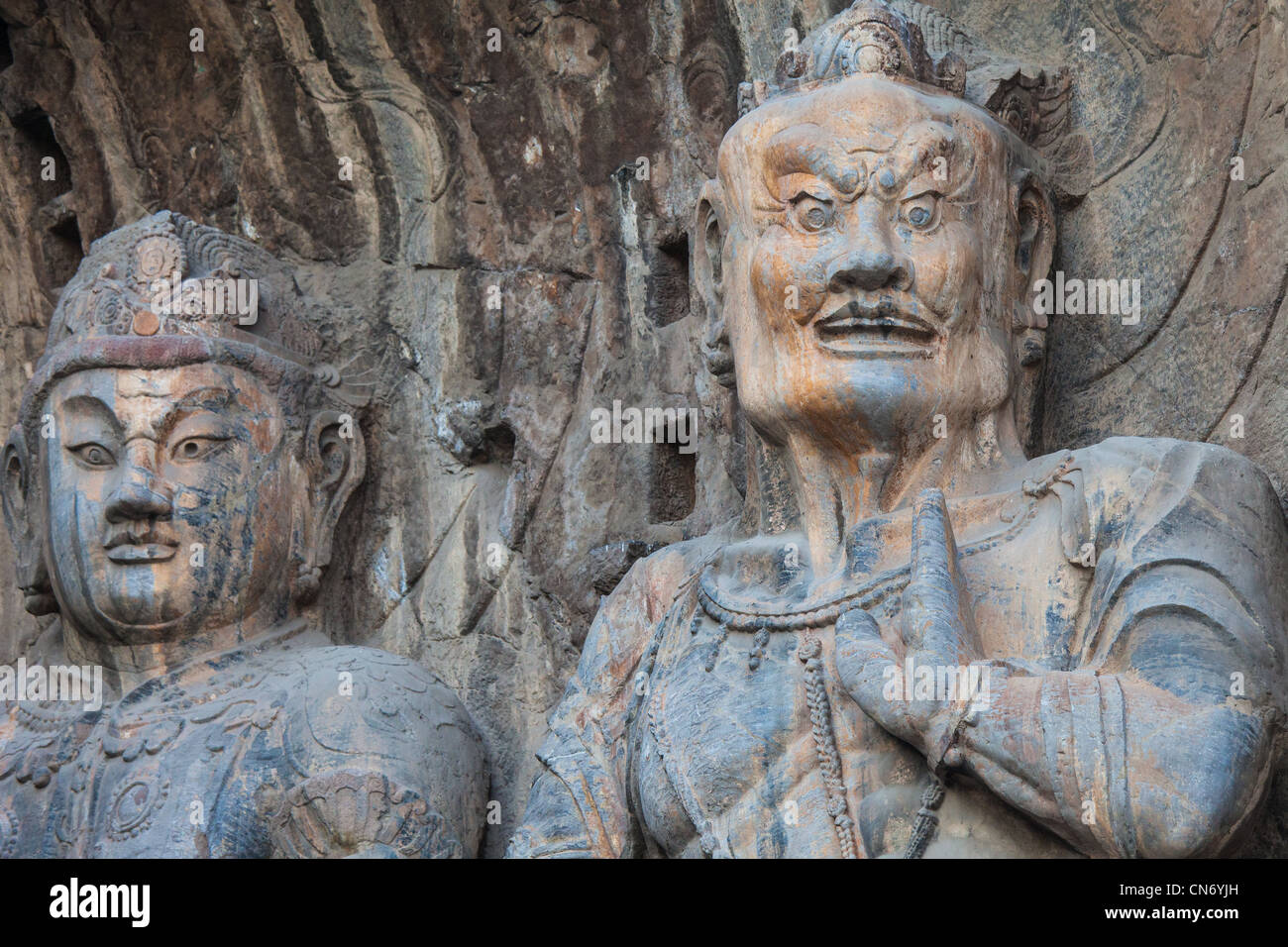 Statuen von Buddhas Schülern in der Fengxian Höhlen am Longmen Grotten-Standort in China Stockfoto