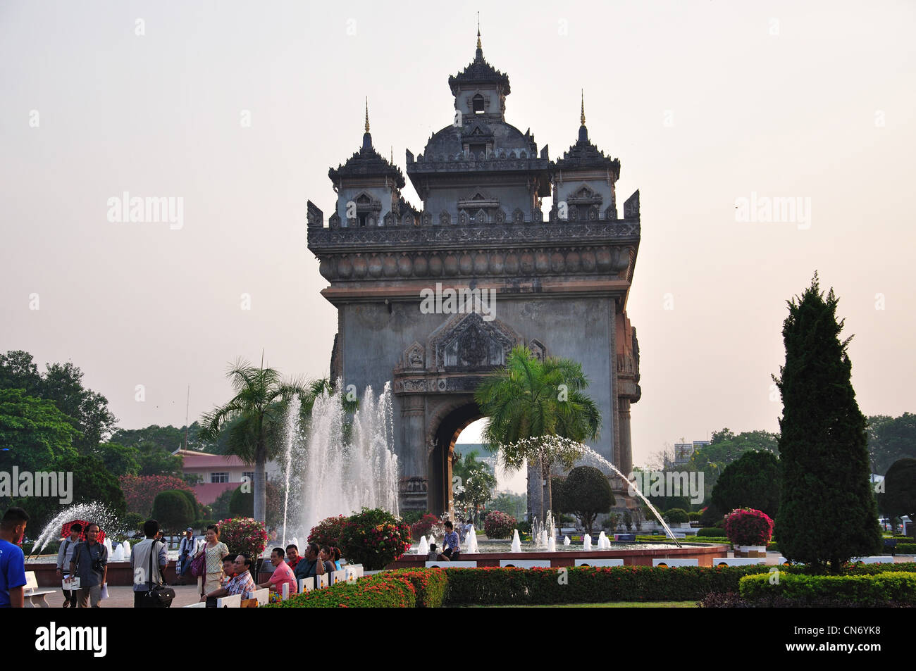 Patuxai Tor (Monument Aux Morts) in der Abenddämmerung, Thannon Lanxing, Vientiane, Präfektur Vientiane, Laos Stockfoto