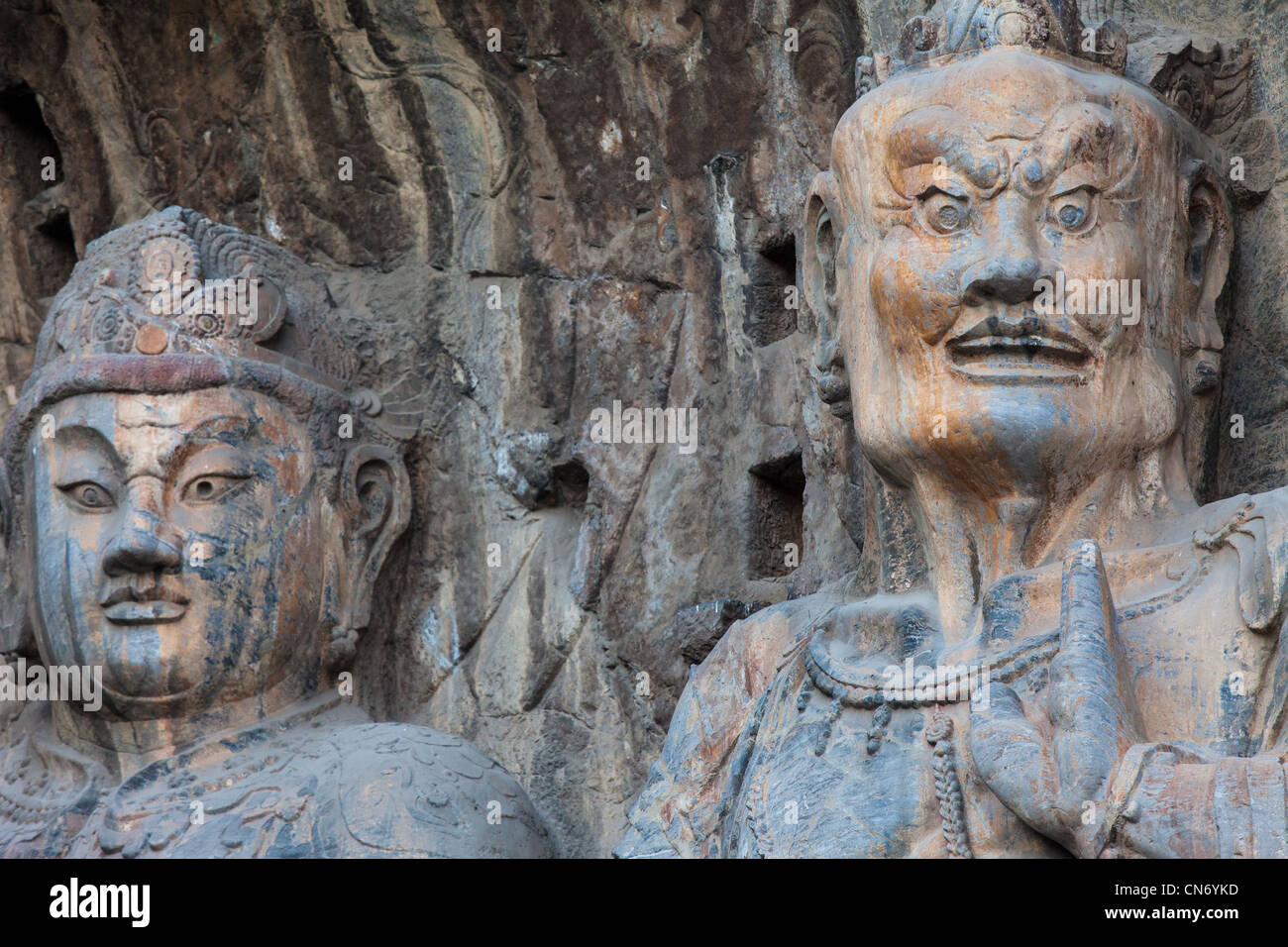 Statuen von Buddhas Schülern in der Fengxian Höhlen am Longmen Grotten-Standort in China Stockfoto