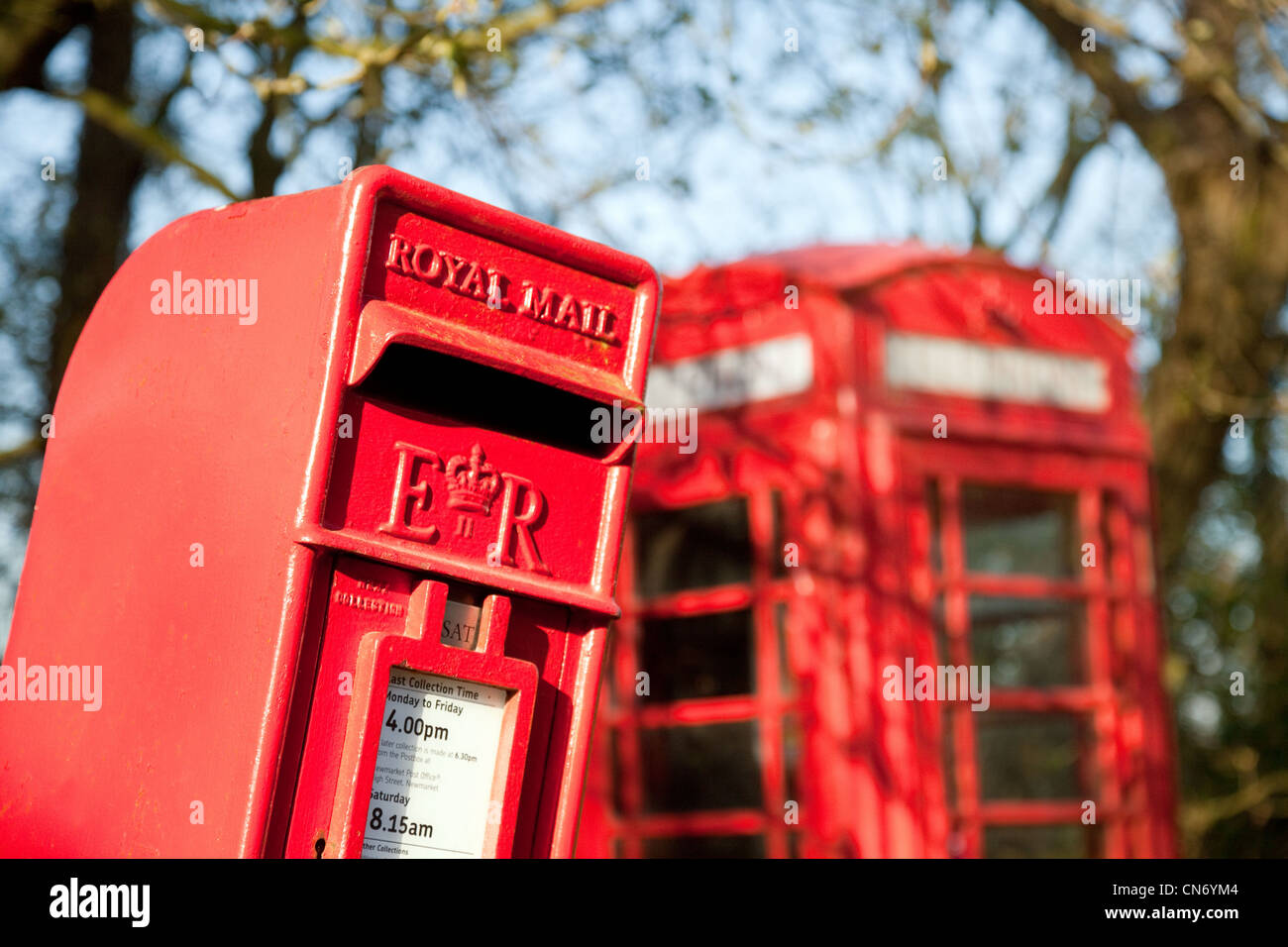 Einen roten Briefkasten und rote Telefonzelle, Dullingham Dorf Cambridgeshire East Anglia UK Stockfoto