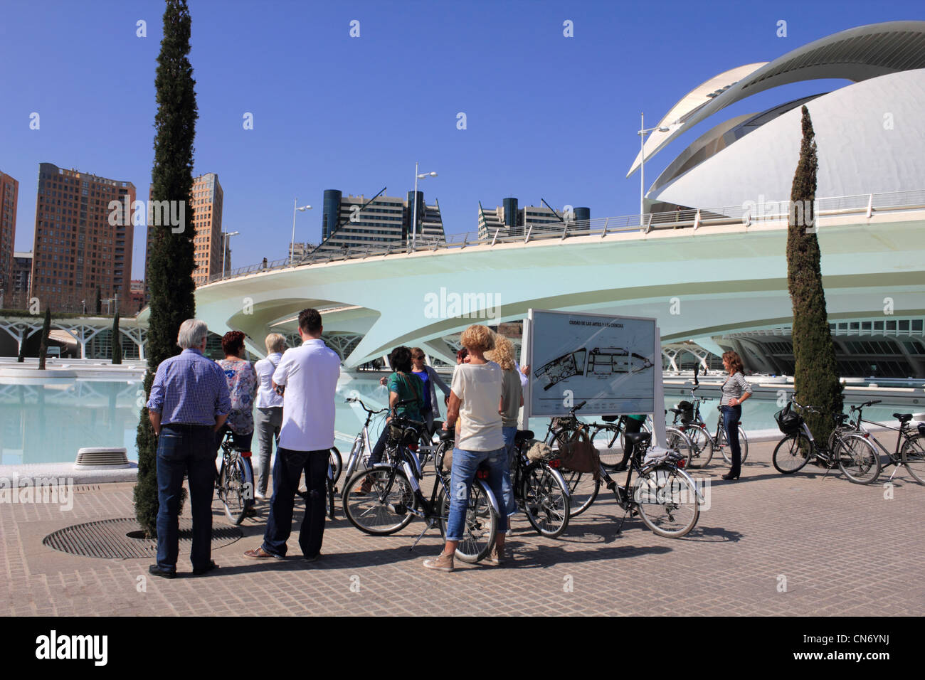 Zyklus-Reisegruppe in der Stadt der Künste und Wissenschaften Valencia, Spanien Stockfoto