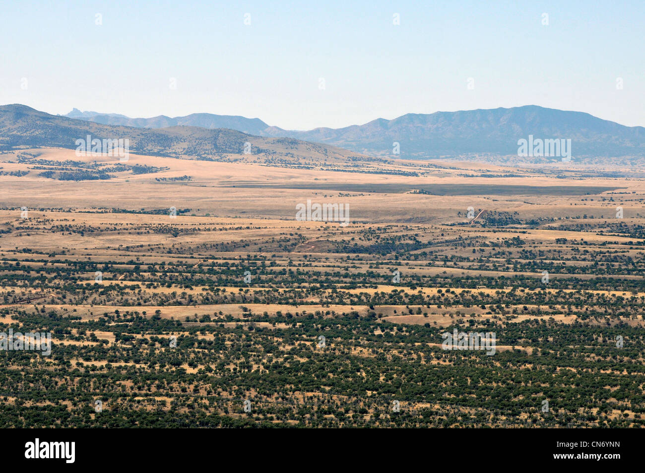 Die USA und Mexiko Grenze von Montezumas Pass gesehen Coronado Memorial, Coronado National Forest, Sierra Vista, Arizona, USA. Stockfoto