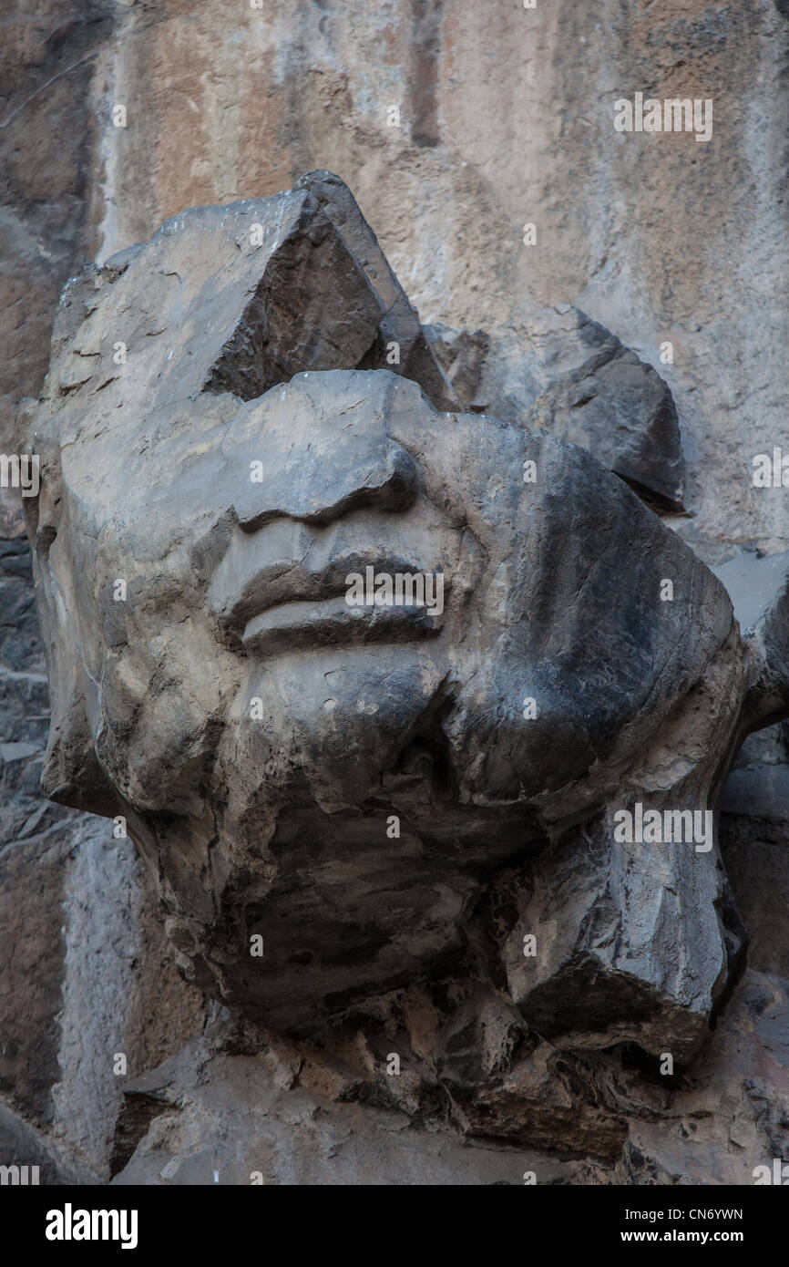 -Schaden Statuen am Longmen Grotten-Standort in China Stockfoto