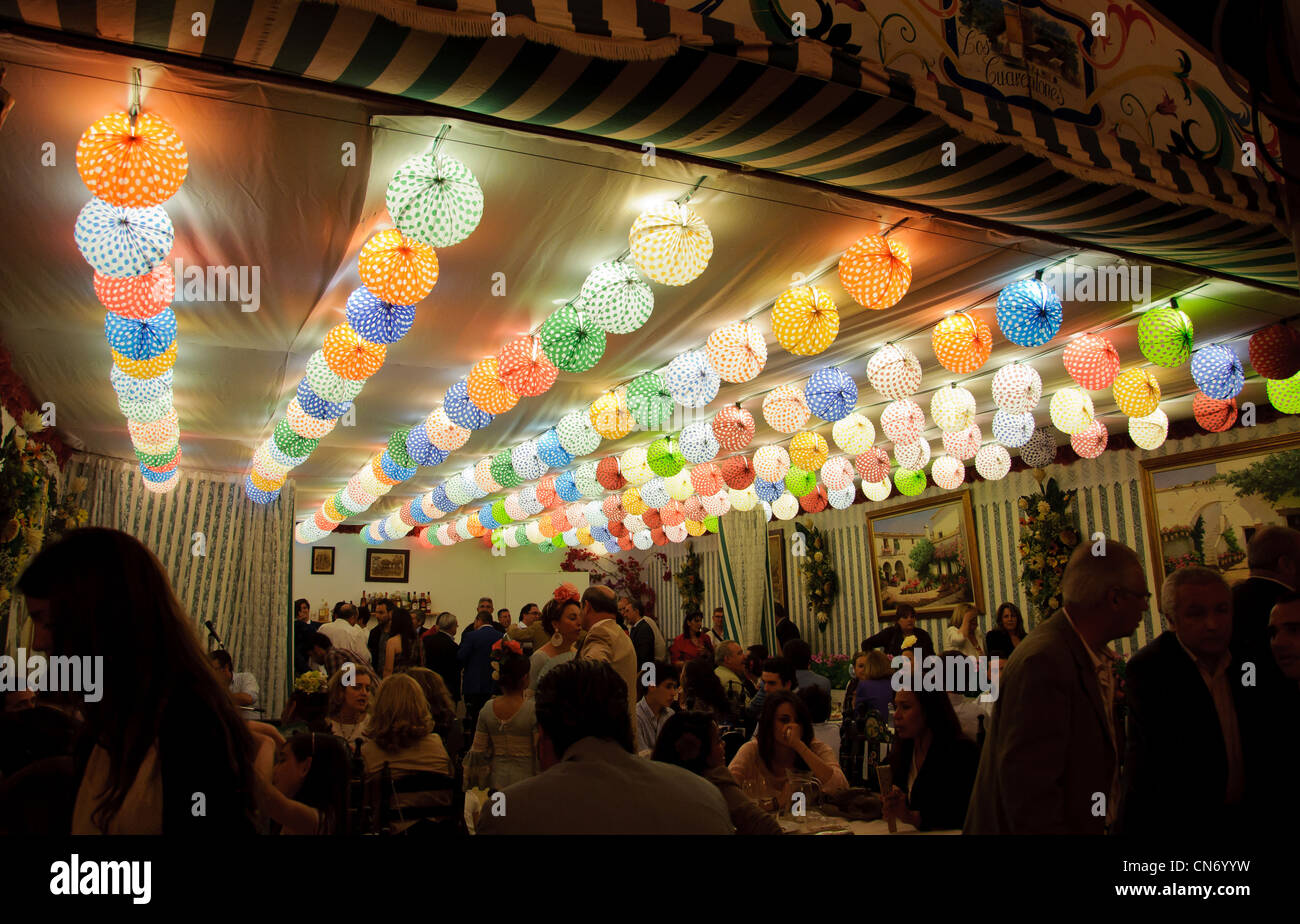 Beleuchtete Stand während der Feria de Abril in Sevilla, Spanien. Stockfoto