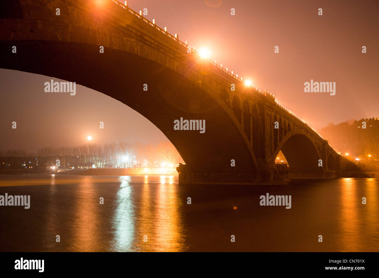 Brücke über den Fluss Yi neben die Longmen-Grotten in China Stockfoto