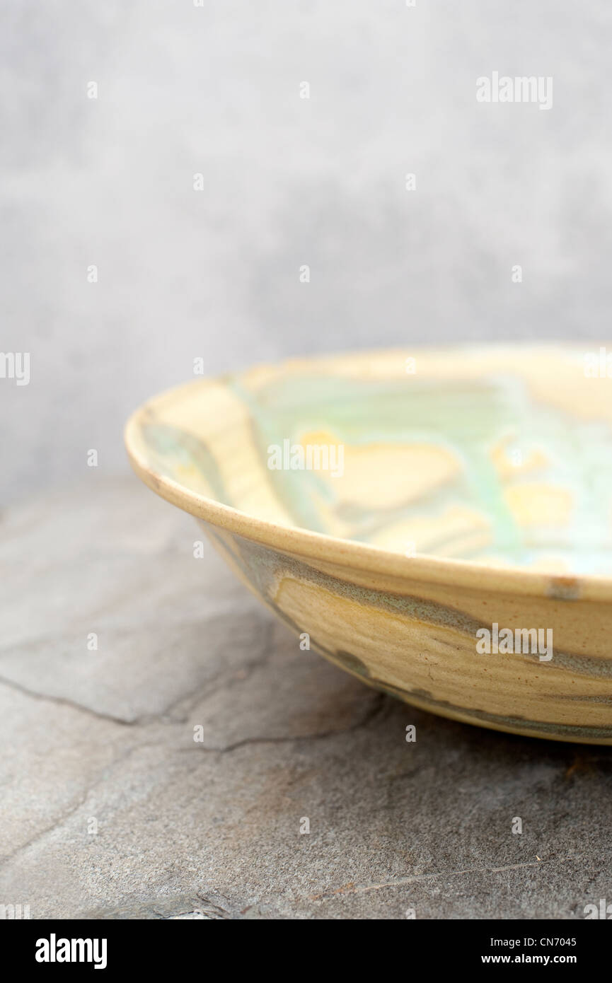 Still-Leben Foto von einer leeren Keramikschale. Stockfoto