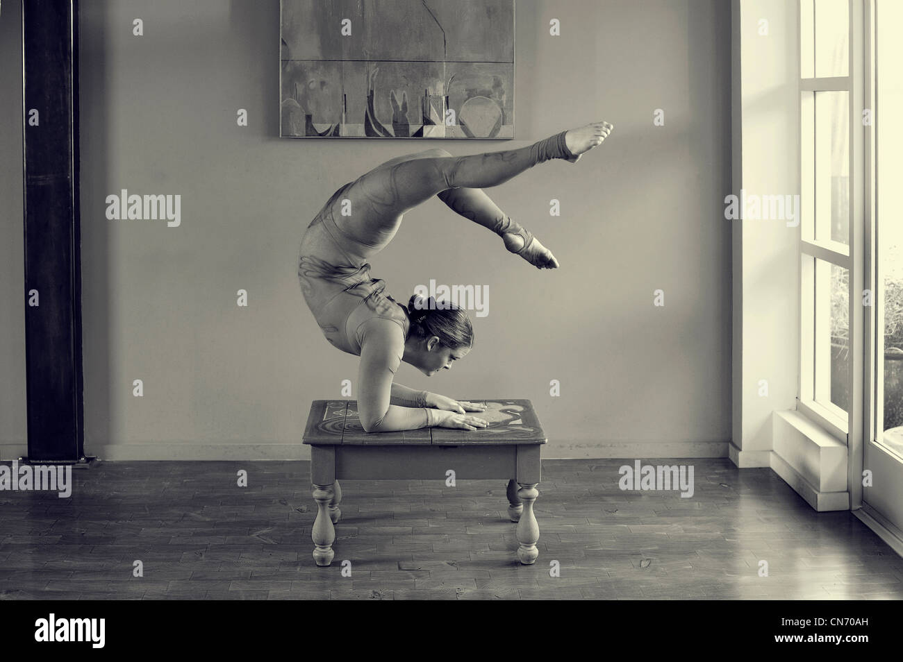 Weibliche Acrobat in künstlerische Haltung. Stockfoto