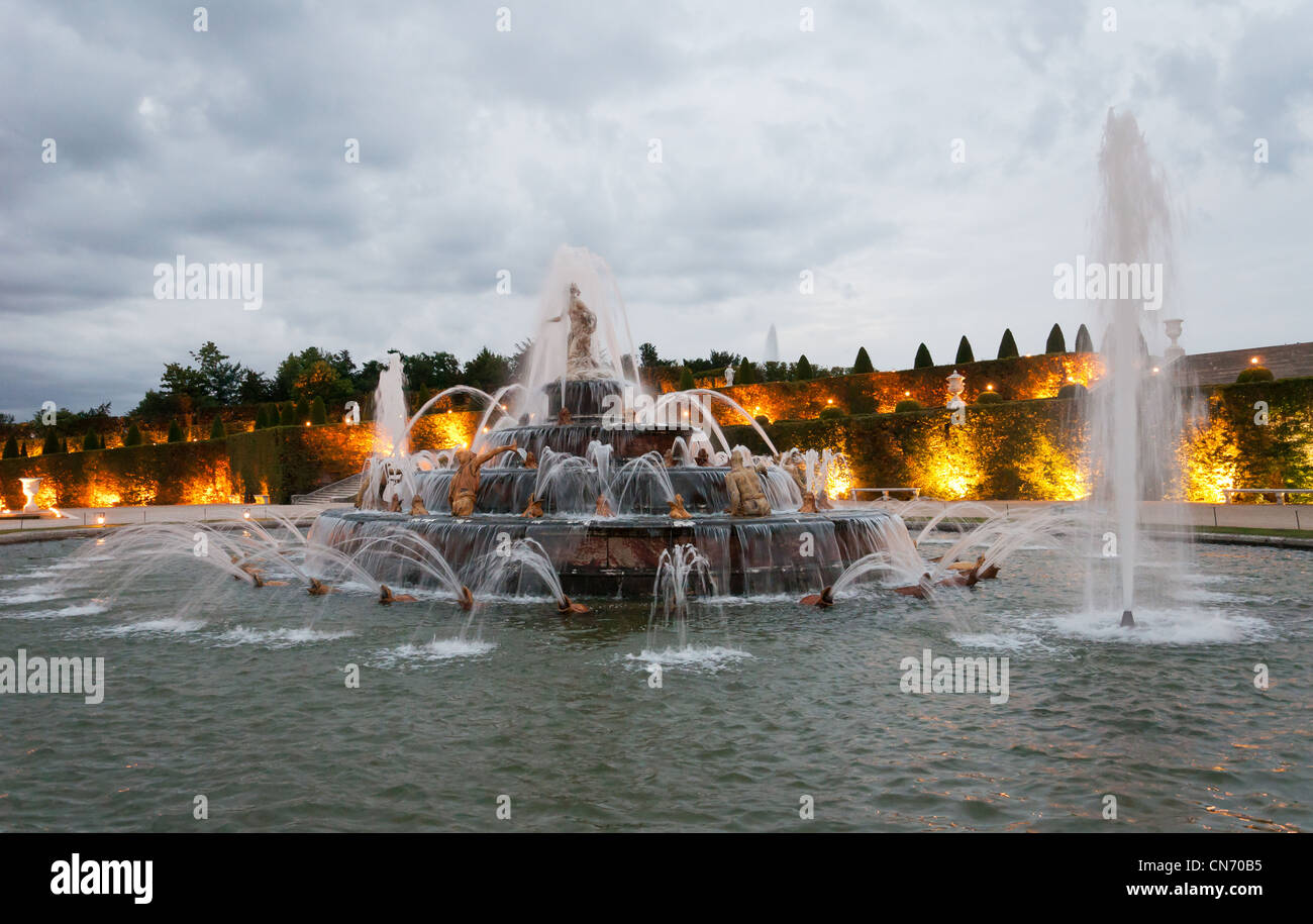 Brunnen und Statuen nachts im Park von Versailles in Paris. Frankreich Stockfoto