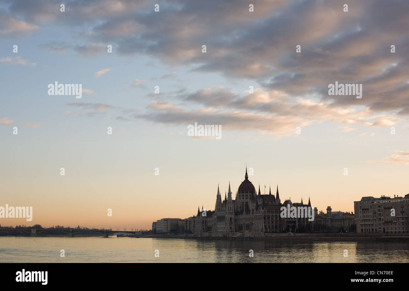 Das schöne historische ungarische Parlamentsgebäude im frühen Morgengrauen. Stockfoto