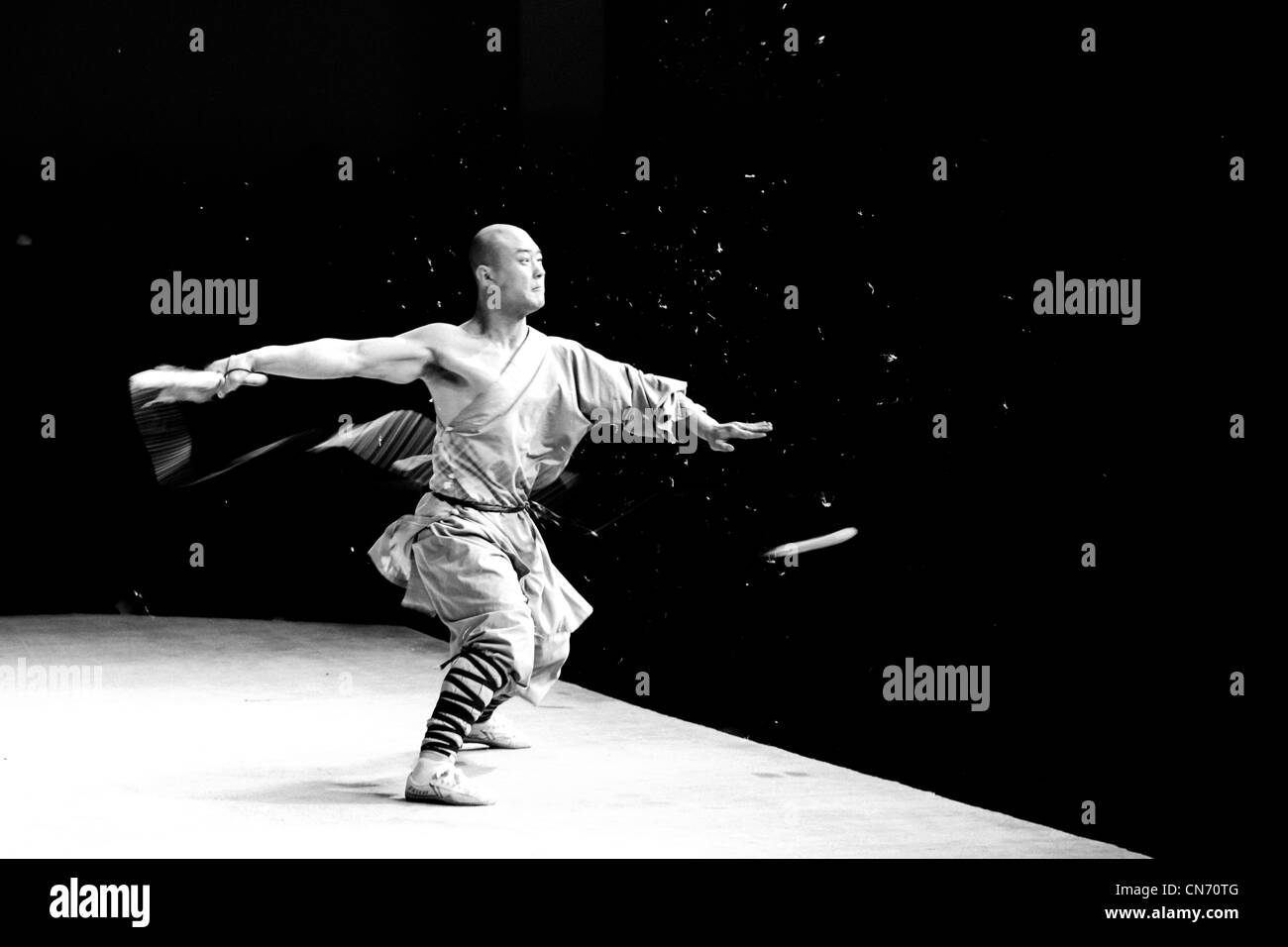Ein Shaolin-Mönch mit der Peitsche geben eine Martial-Arts-Leistung für das Publikum Stockfoto