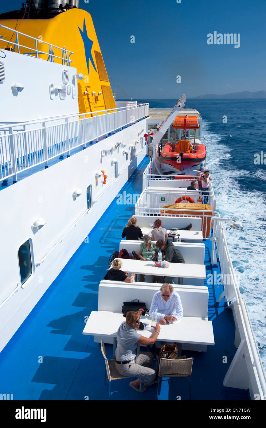 Reisende auf dem Deck eines blauen Sterns Fähre Segeln in der Ägäis. Stockfoto