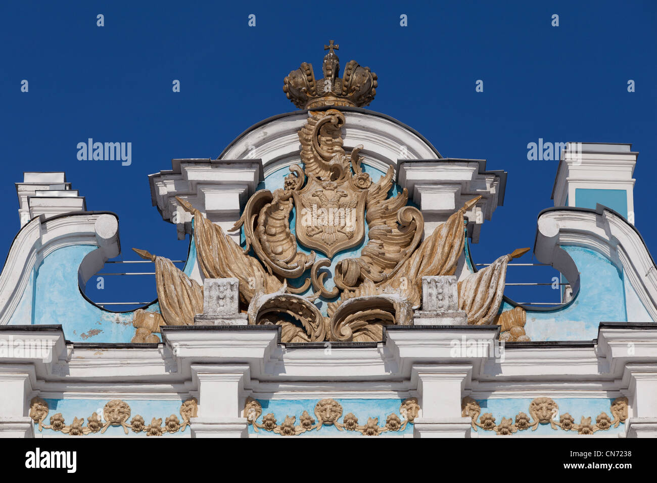 Das Wappen des russischen Reiches Catherine das große imperiale Monogramm TSARSKOIE SELO, PUSCHKIN, Sankt-Petersburg Stockfoto