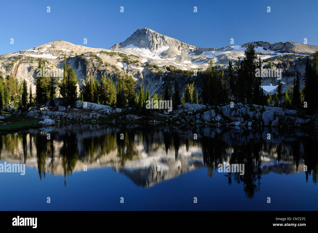 Eagle Cap Peak spiegelt sich in Sunshine Lake Wallowa Mountains, Oregon. Stockfoto