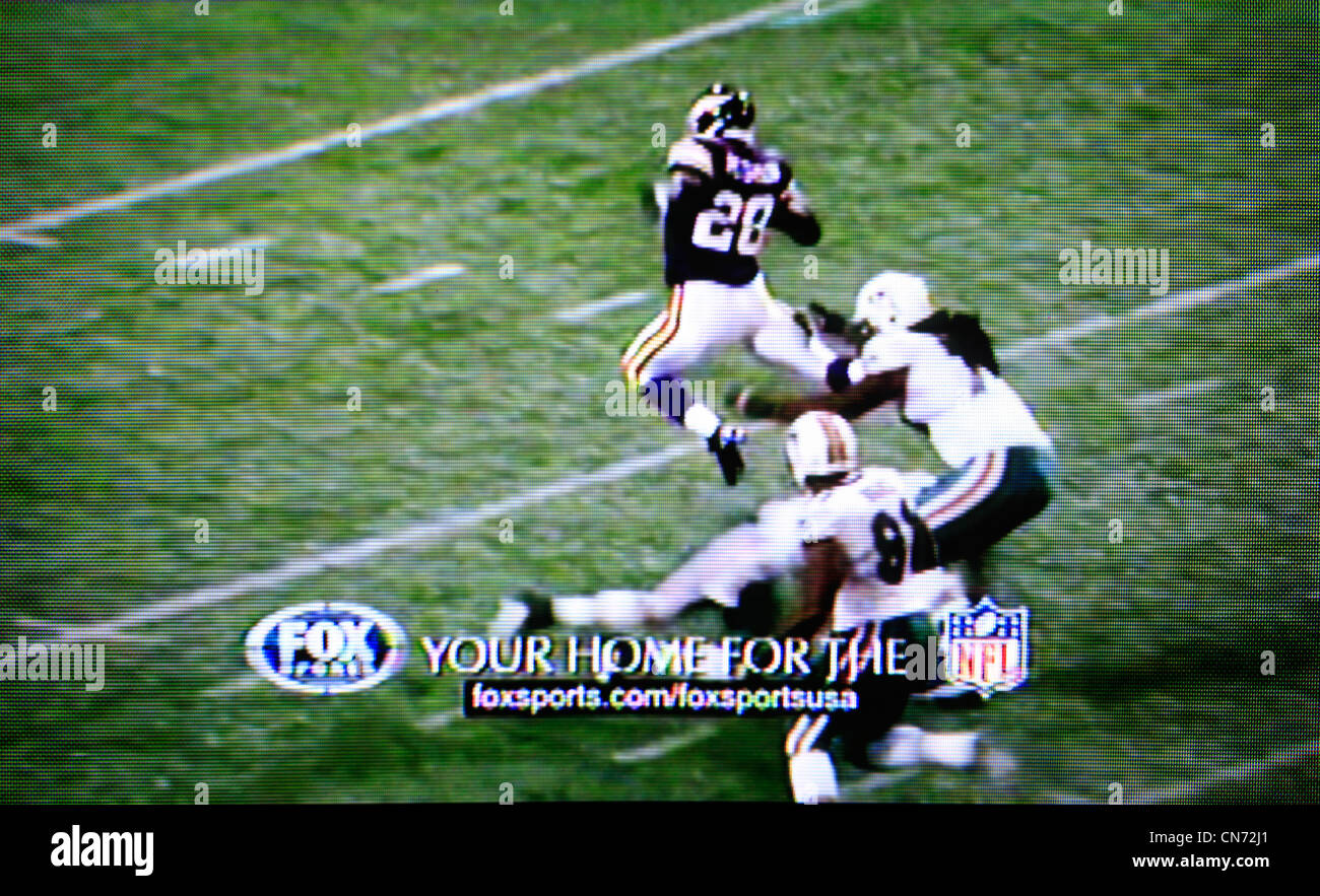 Ein Fernsehbildschirm, der American Football Game im Sender Fox Sports überträgt Stockfoto