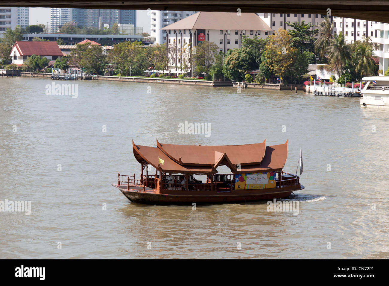 Ein malerisches Hotel-Shuttle-Boot auf dem Chao Phraya River (Bangkok) Pittoresque Bateau-Navette d'Hôtel Sur le Fleuve Chao Phraya Stockfoto