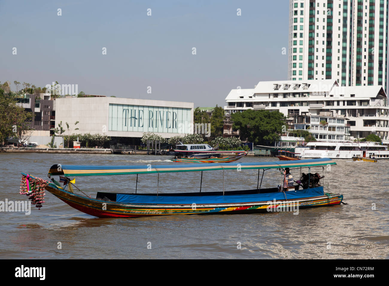 Ein Longtail-Boot auf der Suche nach Touristen auf dem Chao Phraya River (Bangkok). Bateau Dit "À Longue Queue" Sur le Fleuve Chao Phraya Stockfoto