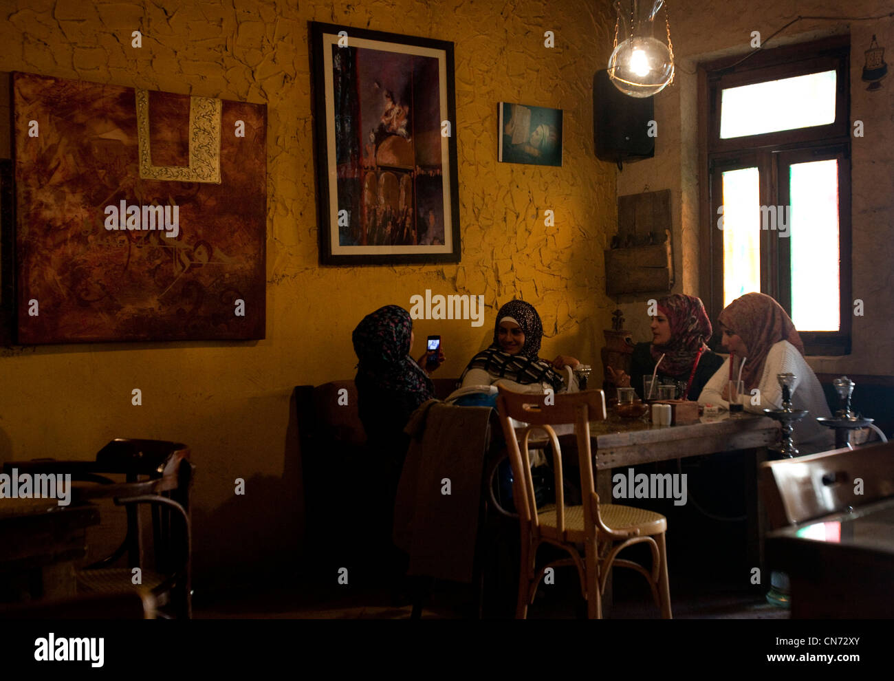 Jordanische Frauen tragen ein Hijab Standortwahl im Jafra Restaurant in der Stadt Amman-Hauptstadt von Jordanien Stockfoto