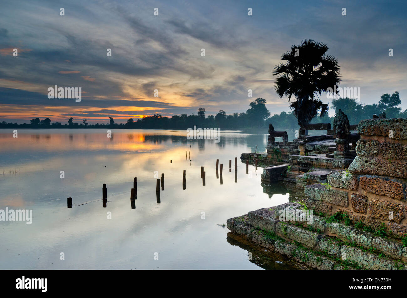 Sonnenaufgang von Srah Srang Tempel über Graben, Ankor Wat, Kambodscha Stockfoto