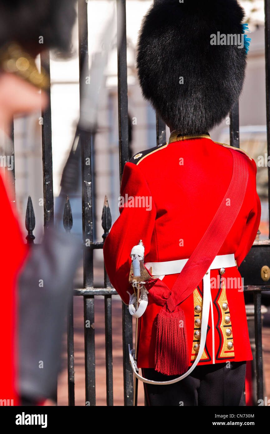 Irische Gardist Officer bei Clarence house Stockfoto