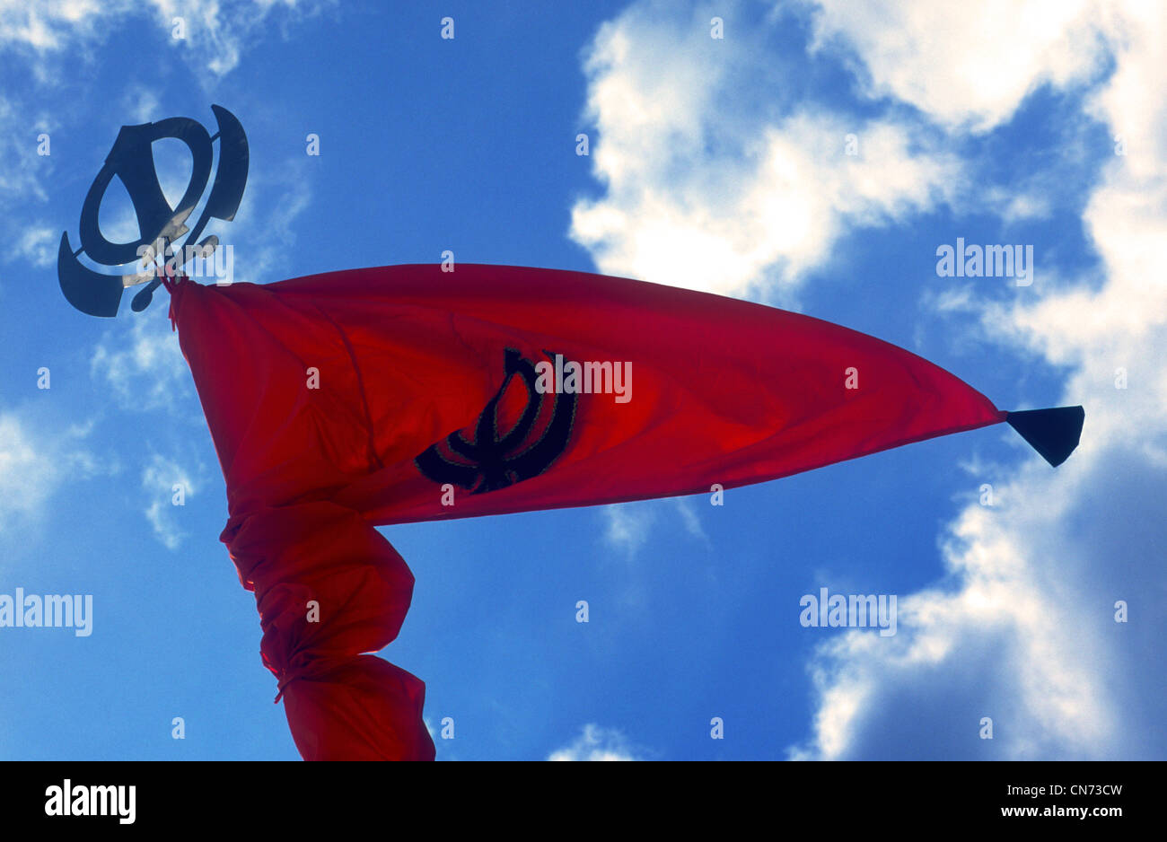 Sikh Flagge während Sikh Festivals von Vaisakhi, Sri Guru Singh Sabha, Hounslow, Middlesex, Großbritannien. Stockfoto