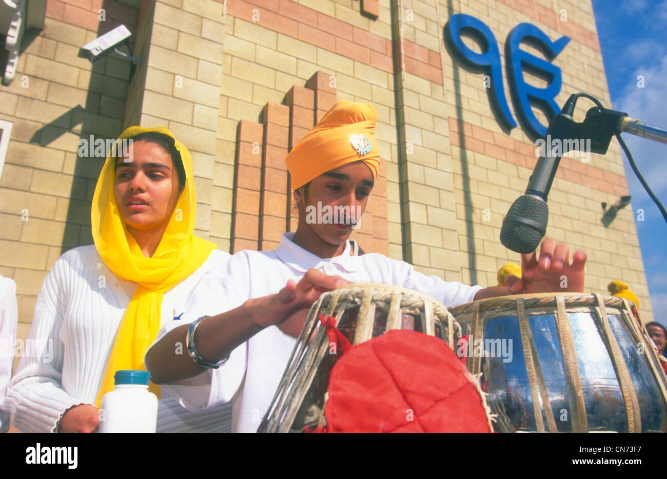 Sikh Musiker versammelten Gurdwara oder Tempel für das Festival der Vaisakhi, Sri Guru Singh Sabha, Hounslow, Middlesex, Großbritannien. Stockfoto