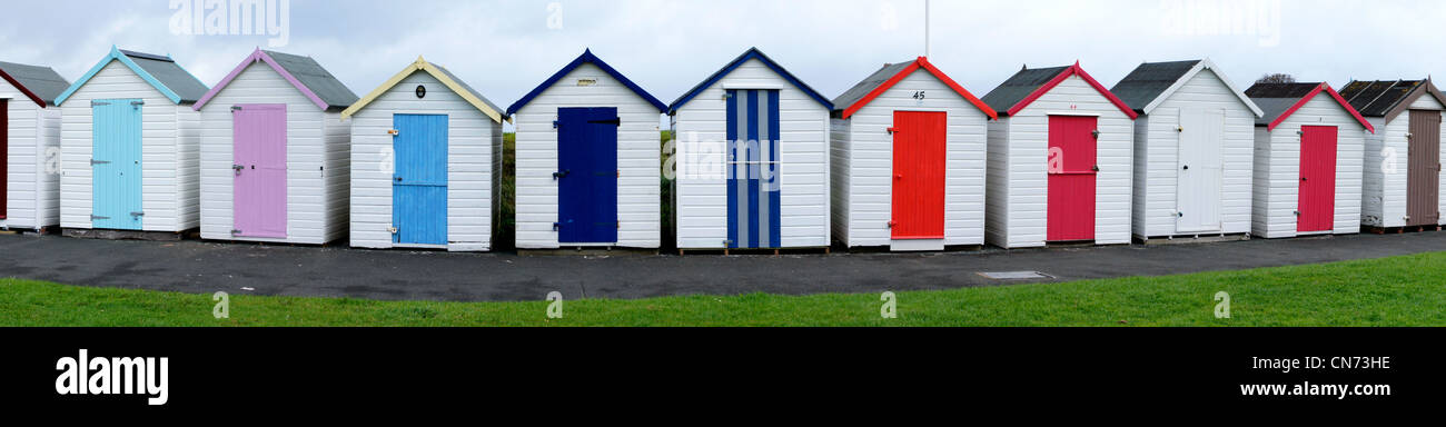 Panorama der Strandhütten an Broadsands in der Nähe von Paignton, Devon, England. Stockfoto