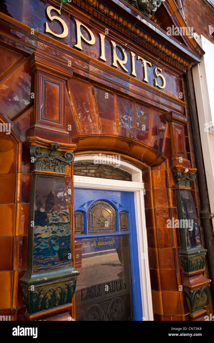 Großbritannien, England, Worcestershire, Worcester, Friar Street, Gasthaus Adler Gewölbe, Jugendstil geflieste Tür Stockfoto
