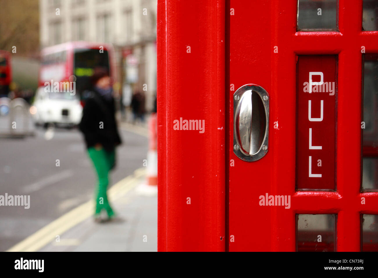 Touristischen posiert für ein Foto in der Nähe einer rote Telefonzelle London. Stockfoto