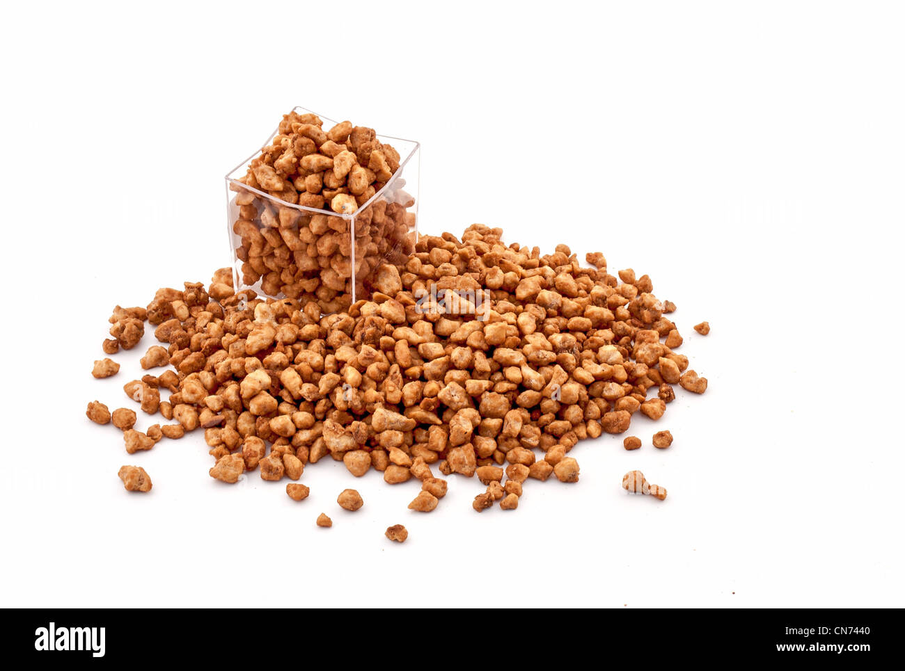 Karamellisierten zuckerhaltige Erdnüsse auf weißem Hintergrund Stockfoto