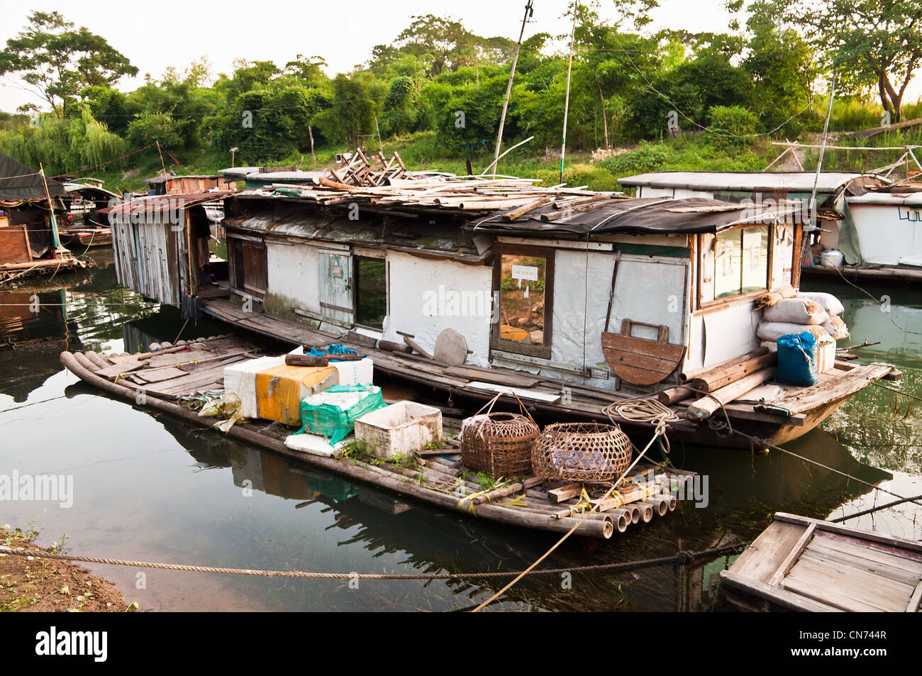 Ländliche Slum Favela Houseboar in China-Fluss Stockfoto