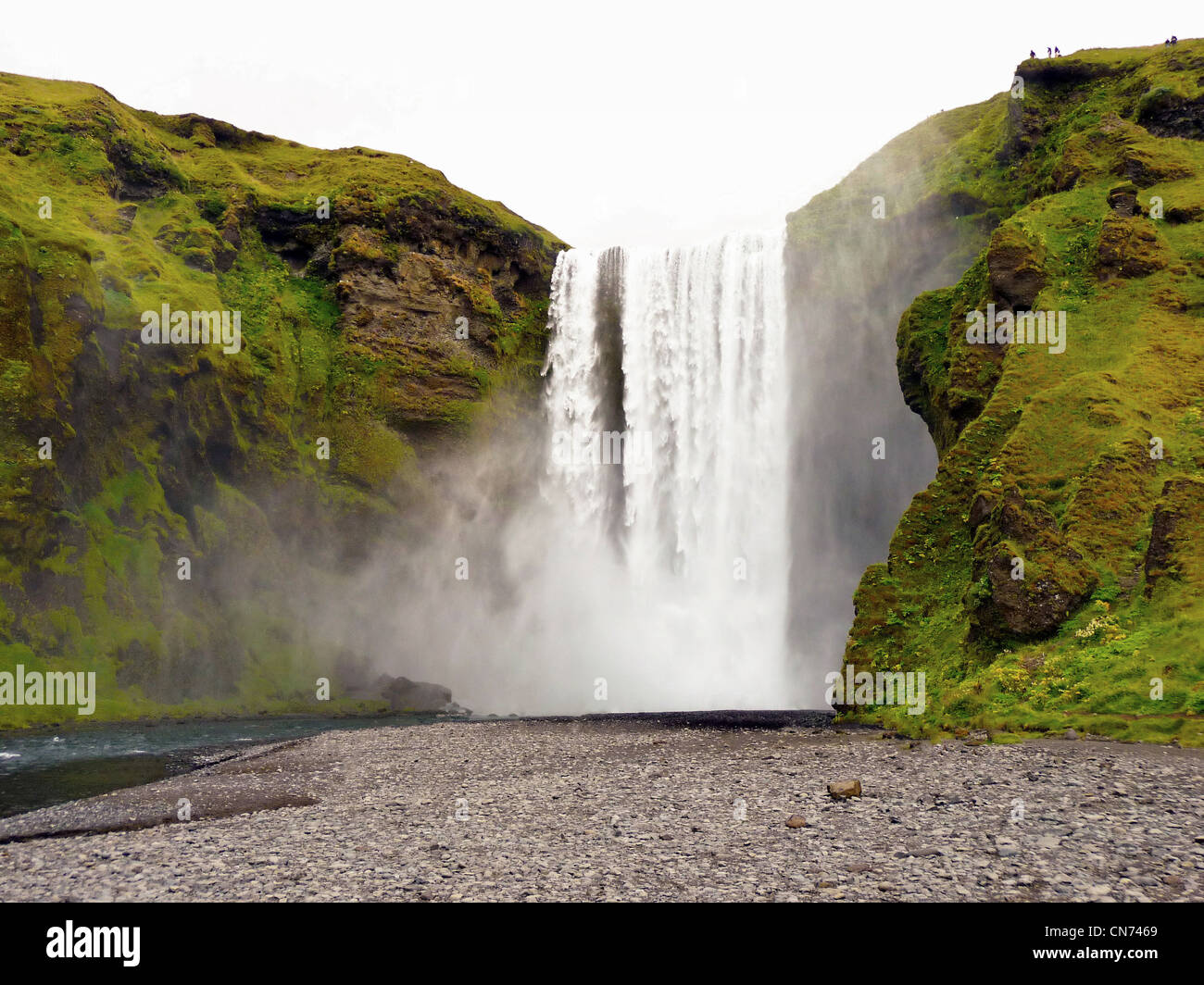 Island-Wasserfall-Ansicht von unten am Wasserfall Skogafoss Stockfoto