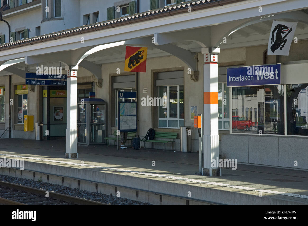 Bahnhof Interlaken West im Kanton Bern in der Schweiz Stockfotografie -  Alamy