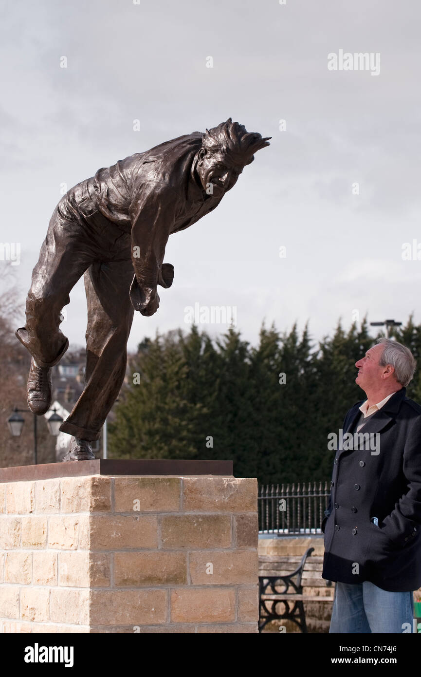 1 Mann zu Bronze Statue der cricketer Fred (Freddie) Trueman (schnell Bower, Vorderansicht, in Aktion) - Skipton, North Yorkshire, England, Großbritannien Stockfoto