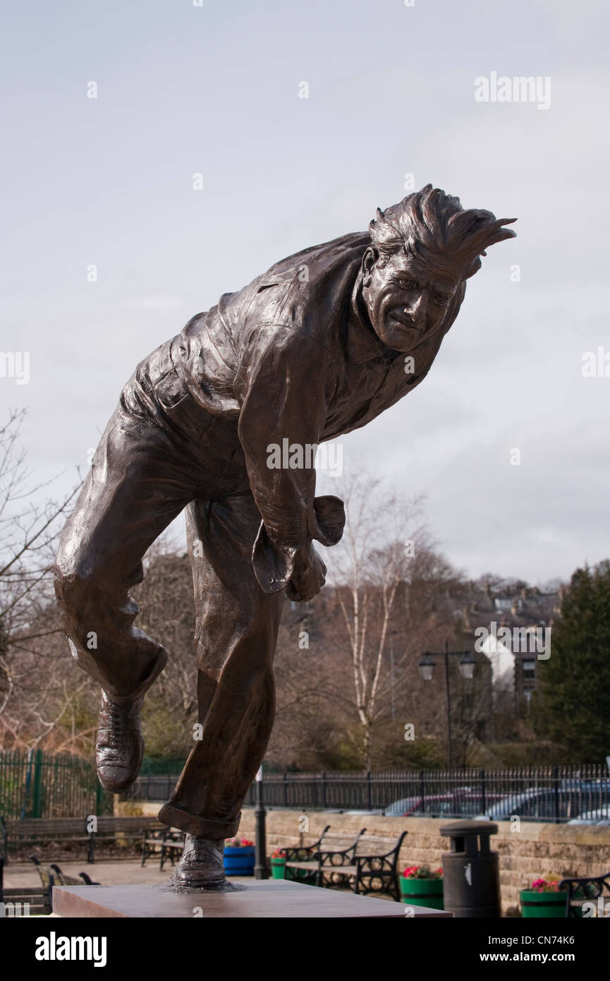 Nahaufnahme der Bronzeskulptur des Cricketers Fred (Freddie) Trueman (Vorderansicht des schnellen Laubwerdens in Aktion, Bowling) - Skipton, North Yorkshire, England, UK Stockfoto