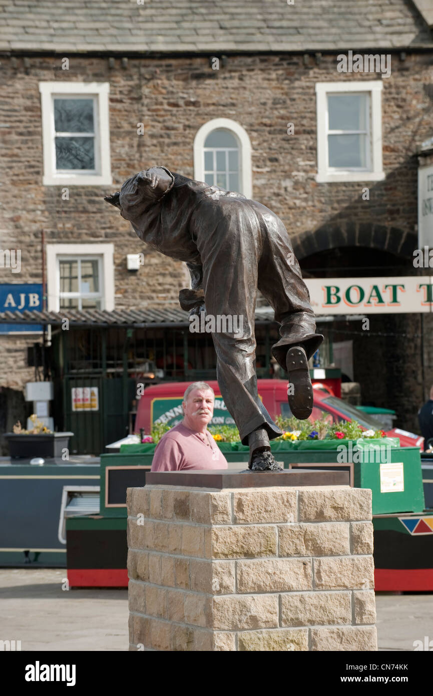 1 mann an der Bronzestatue von cricketer Fred (Freddie) Trueman (Rückseite des schnellen Bower in Aktion) - Skipton, North Yorkshire, England, UK. Stockfoto