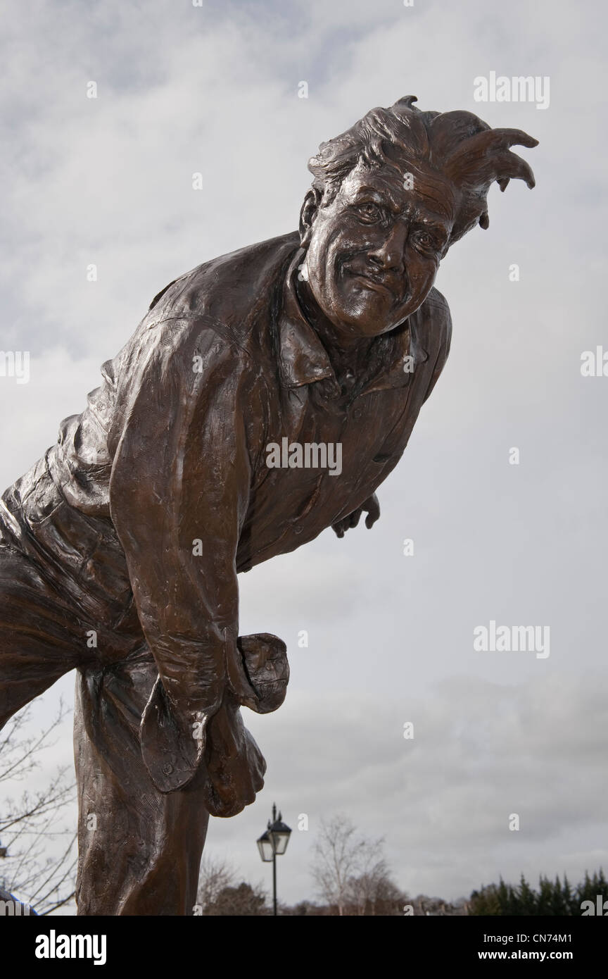 In der Nähe der Bronze Statue der cricketer Fred (Freddie) Trueman (Vorderansicht des schnellen Bower in Aktion, Bowling) - Skipton, North Yorkshire, England, UK. Stockfoto