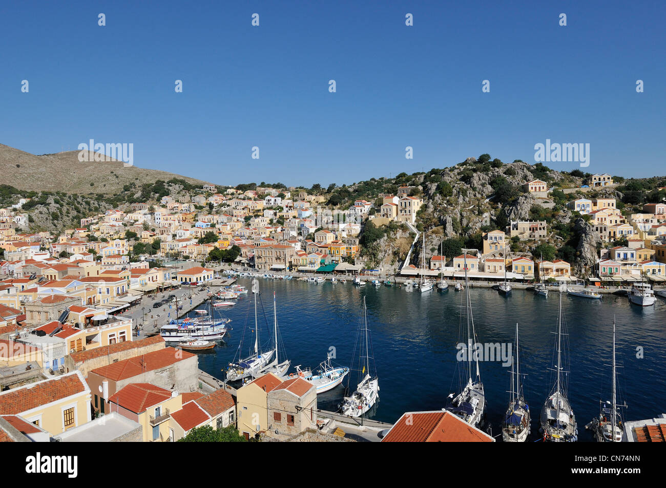 Symi. Dodekanes-Inseln. Griechenland. Hafen von Gialos. Stockfoto