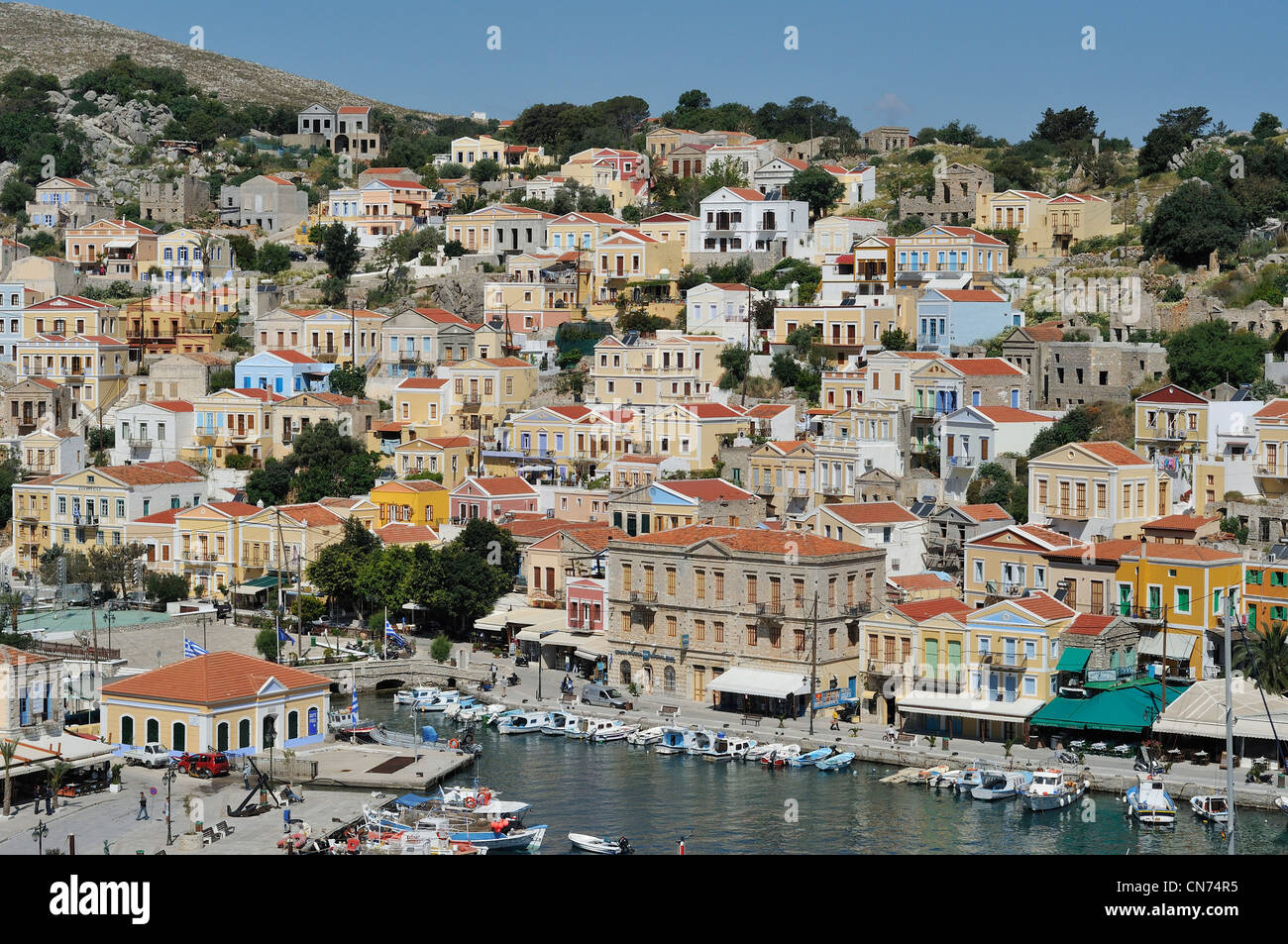 Symi. Dodekanes-Inseln. Griechenland. Hafen von Gialos. Stockfoto