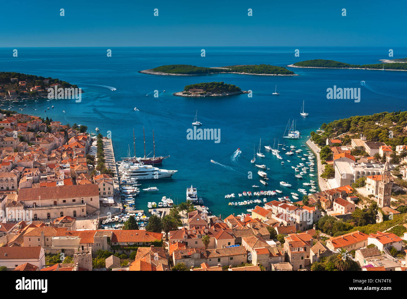 Hafen der Altstadt adriatische Insel Hvar. Erhöhte Ansicht. Beliebte touristische Destination Kroatiens. Stockfoto