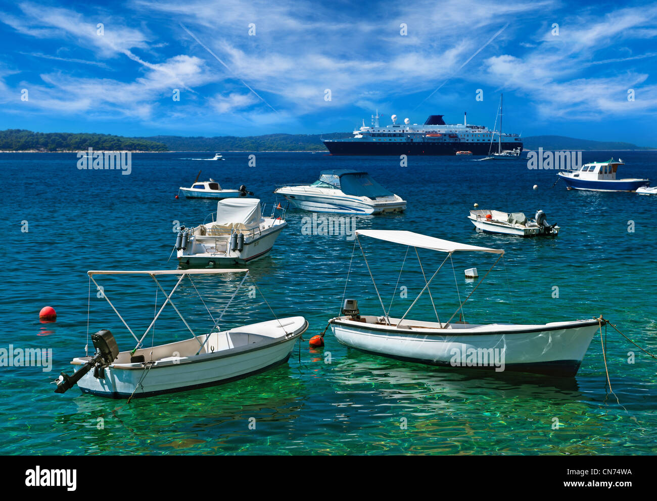 Boote am Meer Hafen mit klaren türkisfarbenes Wasser. Adria, Hvar Island, Kroatien, beliebtes Touristenziel. Stockfoto