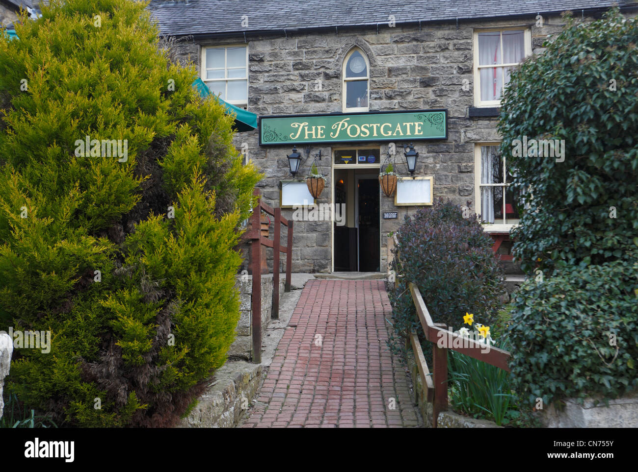 Das Postgate Inn im Egton Brücke, North Yorkshire, North York Moors National Park, England, UK. Stockfoto