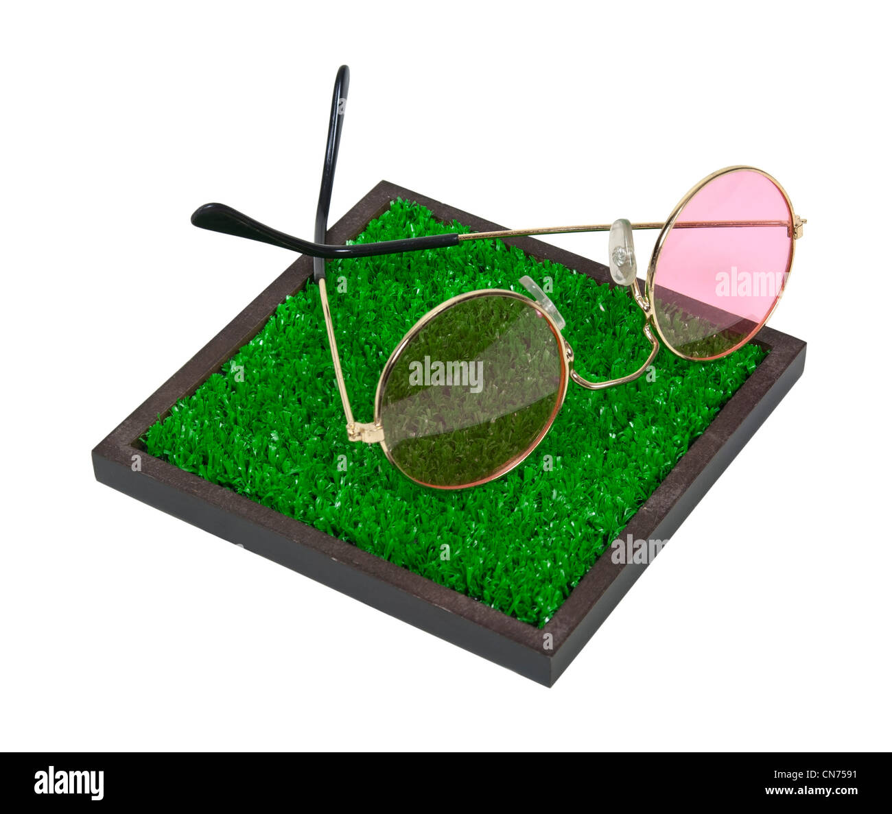 Natur durch rosarote getönte Brille zu sehen, auf dem Rasen - Pfad enthalten Stockfoto