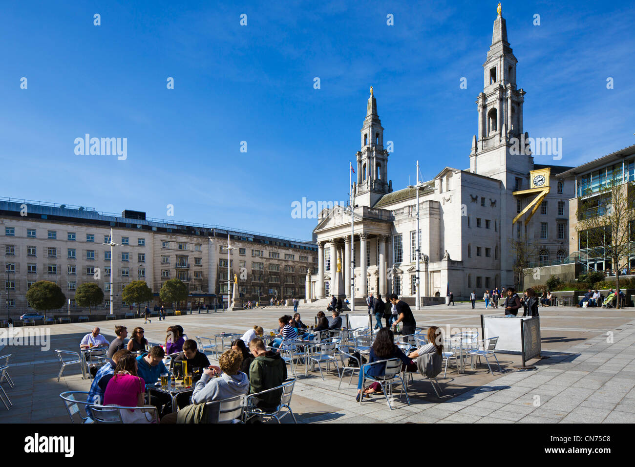 Cafe vor Leeds Civic Hall, Millenium Square, Leeds, West Yorkshire, England Stockfoto