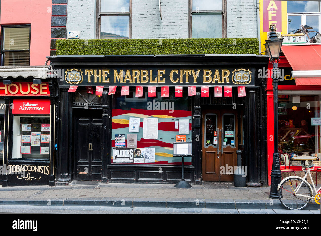 Irland - Marble City Bar - ein typischer Irish Pub in Kilkenny, Irland Stockfoto