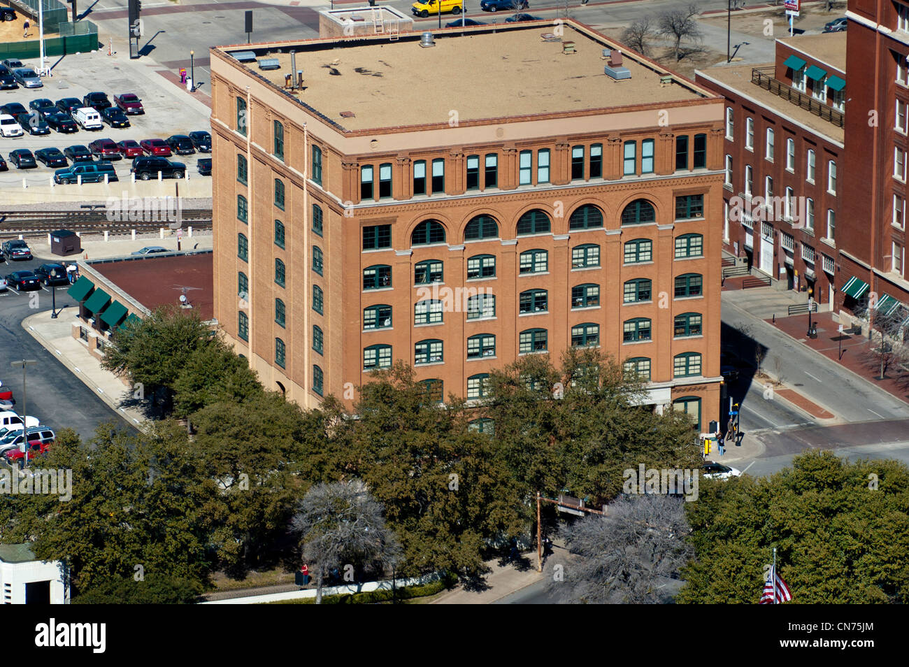 Luftaufnahme des ehemaligen Texas Book Depository Schulgebäudes in Dealey Plaza in Dallas, Texas Stockfoto
