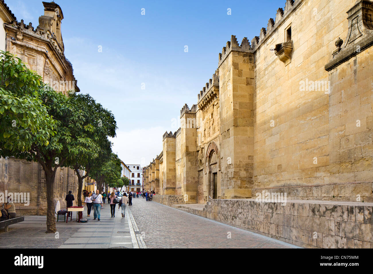 Gepflasterte Straße außerhalb der Mezquita (-Moschee-Kathedrale) in der historischen Altstadt (La Juderia), Córdoba, Andalusien, Spanien Stockfoto